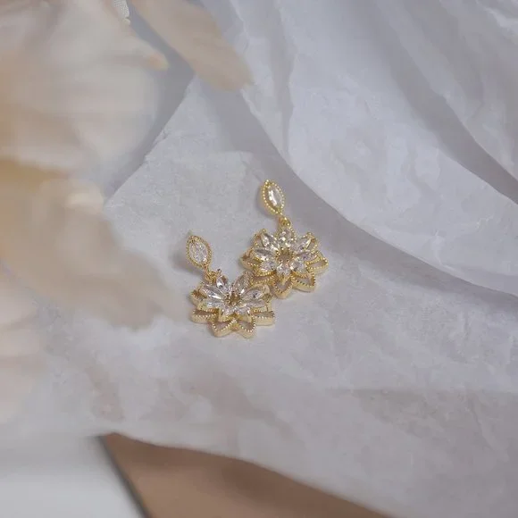 NEW 14K Gold Plated Diamond Snowflake Flower Earrings - Picture 3 of 4